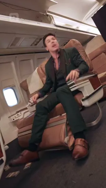 (พากย์) มหาเศรษฐีผู้หลบซ่อนบนฟากฟ้า