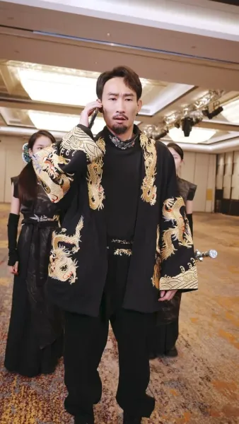 ผมไม่ใช่แค่หมอมหัศจรรย์ แต่ยังเป็นพระเจ้า