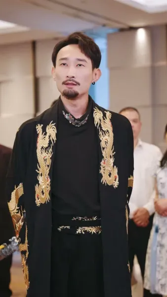 ผมไม่ใช่แค่หมอมหัศจรรย์ แต่ยังเป็นพระเจ้า