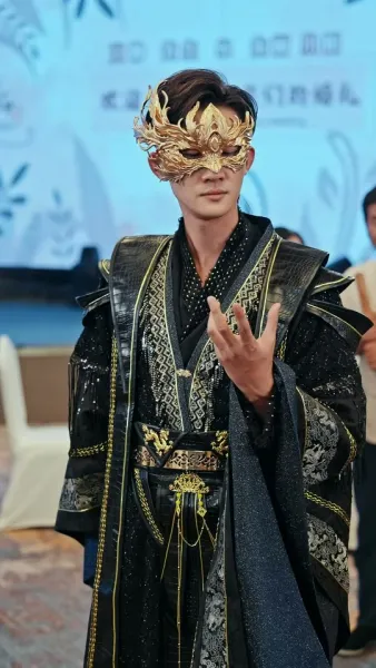 ผมไม่ใช่แค่หมอมหัศจรรย์ แต่ยังเป็นพระเจ้า