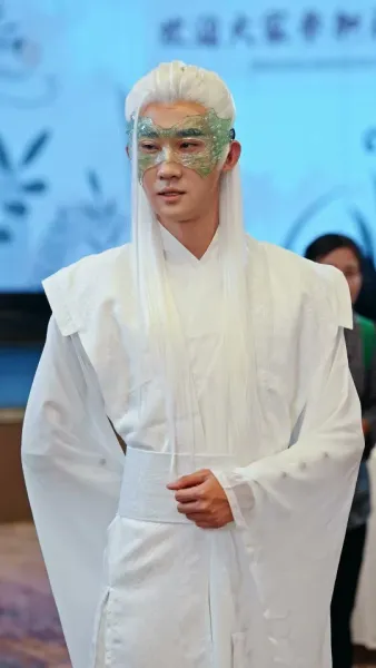 ผมไม่ใช่แค่หมอมหัศจรรย์ แต่ยังเป็นพระเจ้า