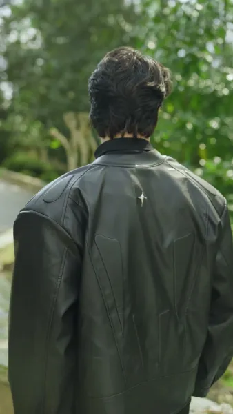 พันธนาการหัวใจในเงามืด