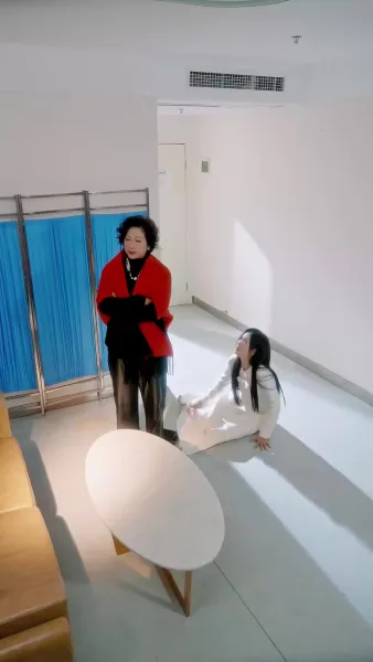 รักลับๆ ใต้ชายคาเดียวกัน