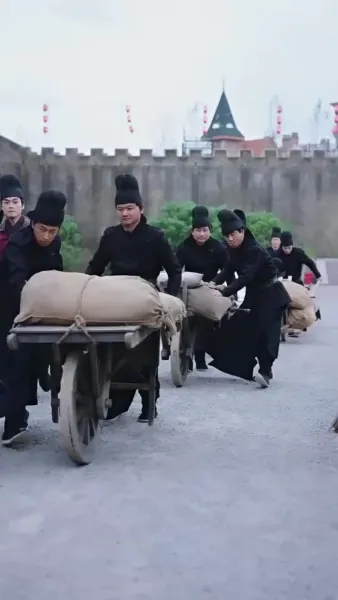 อยู่ดีๆ มีลูกสาวห้าคน แถมแม่เป็นฮ่องเต้หญิงอีก