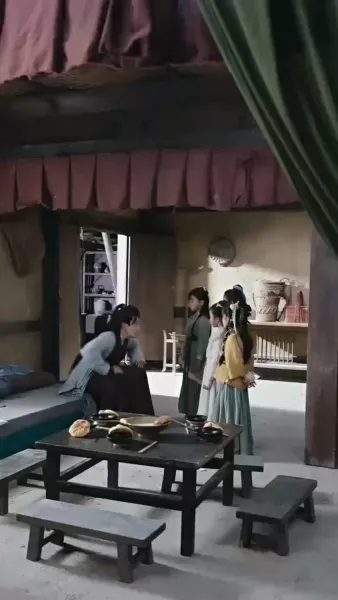 อยู่ดีๆ มีลูกสาวห้าคน แถมแม่เป็นฮ่องเต้หญิงอีก