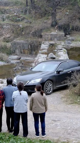 คุณหนูไฮโซ ในหมู่บ้านยากไร้