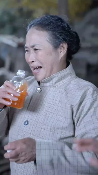 คุณหนูไฮโซ ในหมู่บ้านยากไร้