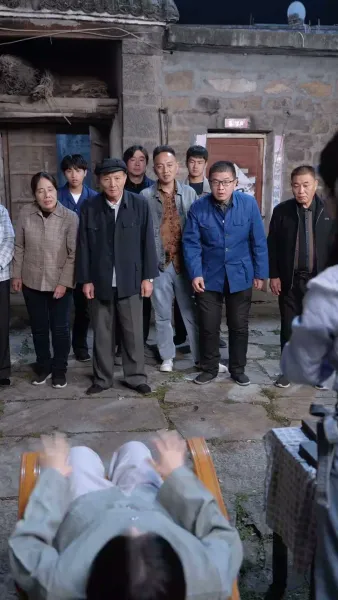 คุณหนูไฮโซ ในหมู่บ้านยากไร้