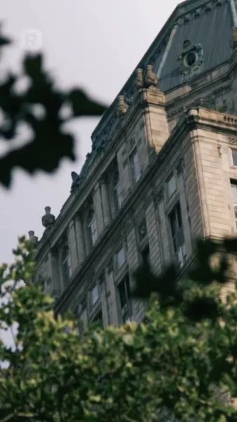 นั่งลงและถ่อมตัว