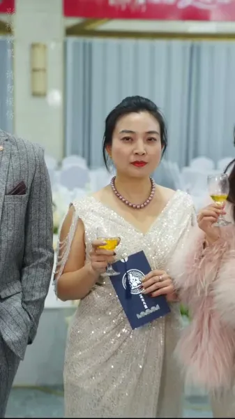  ลูกสาวมหาเศรษฐีเปิดตัวไม่ได้แล้ว