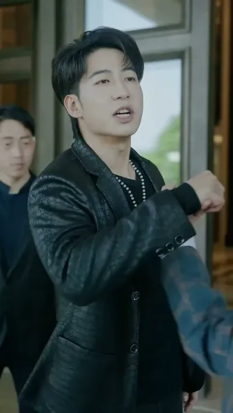 เมืองมังกร : เสือซ่อนเร้นและมังกรแฝงตัว