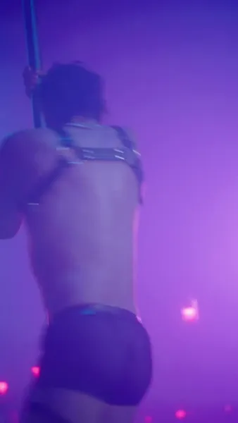 ท่านผู้หญิงของท่าน   เป็นผู้บริหารคุ้มกัน