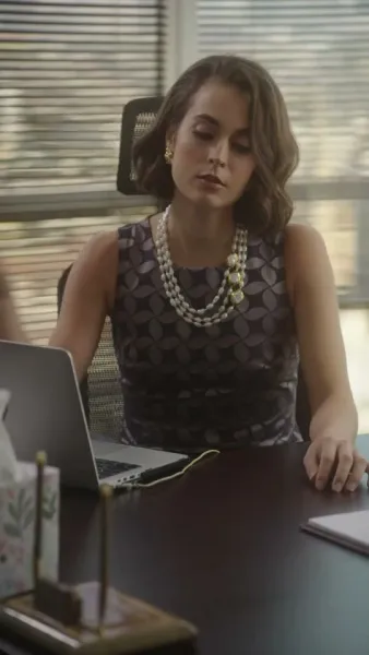 ท่านผู้หญิงของท่าน   เป็นผู้บริหารคุ้มกัน