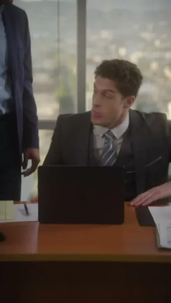 ท่านผู้หญิงของท่าน   เป็นผู้บริหารคุ้มกัน