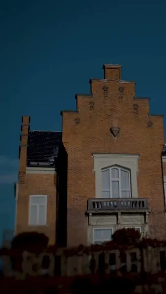 ท่านผู้หญิงของท่าน   เป็นผู้บริหารคุ้มกัน