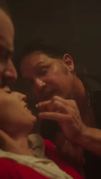 ท่านผู้หญิงของท่าน   เป็นผู้บริหารคุ้มกัน