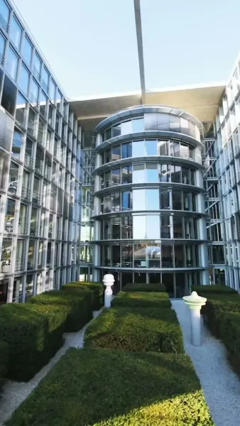 ท่านผู้หญิงของท่าน   เป็นผู้บริหารคุ้มกัน