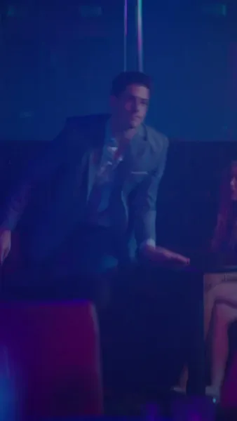 ท่านผู้หญิงของท่าน   เป็นผู้บริหารคุ้มกัน