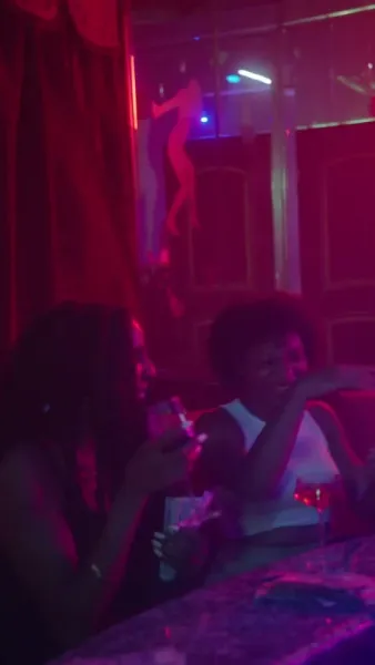 ท่านผู้หญิงของท่าน   เป็นผู้บริหารคุ้มกัน