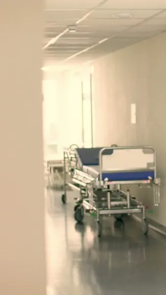 ท่านผู้หญิงของท่าน   เป็นผู้บริหารคุ้มกัน