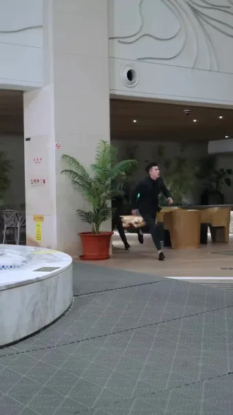 ลำนำรักเหมันต์, มนตร์รักโรงแรมหรู