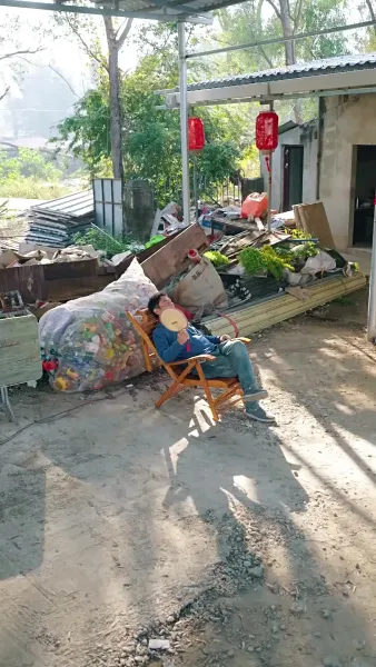 ลุงขี้เก๊กกับสาววัยใส