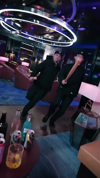 ลุงขี้เก๊กกับสาววัยใส