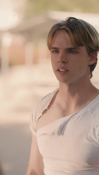 กองหลังคลุกฝุ่นหวนคืนสู่สนาม