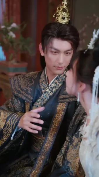 รอยยิ้มใต้บัลลังก์