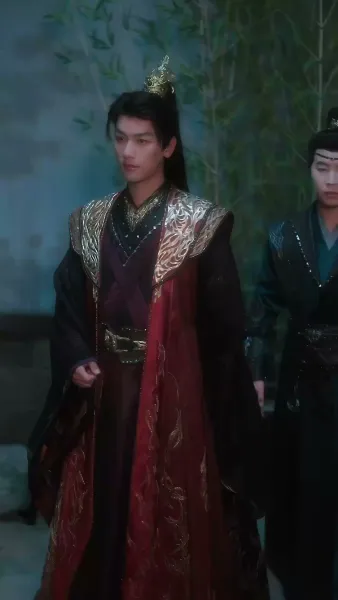 รอยยิ้มใต้บัลลังก์