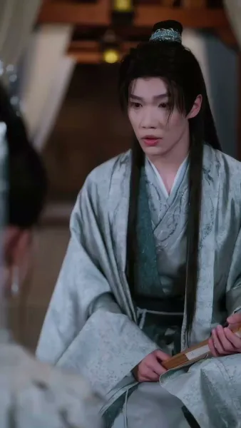 รอยยิ้มใต้บัลลังก์