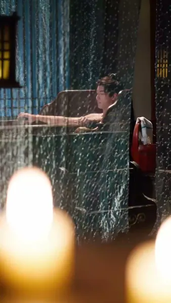 รอยยิ้มใต้บัลลังก์