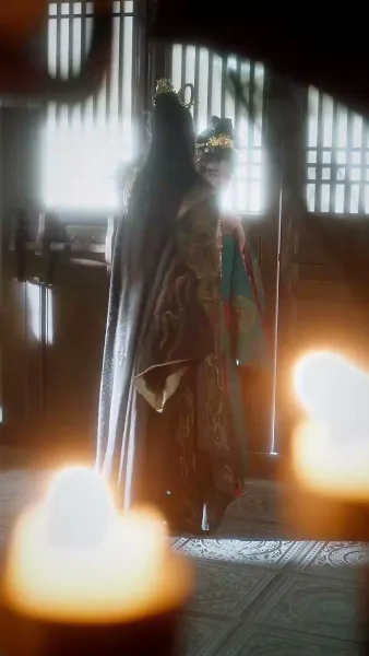 รอยยิ้มใต้บัลลังก์