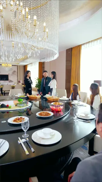 โลกสว่างขึ้น ตั้งแต่เธอจูบ