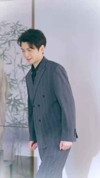 โลกสว่างขึ้น ตั้งแต่เธอจูบ