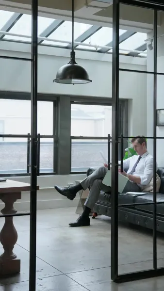 อัศวินในชุดส่องแสง