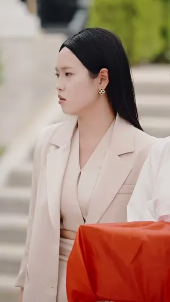 ราชินีนักบู๊ทวงบัลลังก์