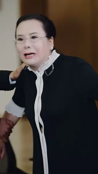 ราชินีนักบู๊ทวงบัลลังก์