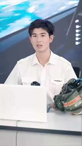 นักบินวัย 8 ขวบ ช่วยเครื่องบินรอด​