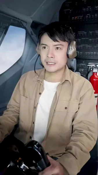 นักบินวัย 8 ขวบ ช่วยเครื่องบินรอด​