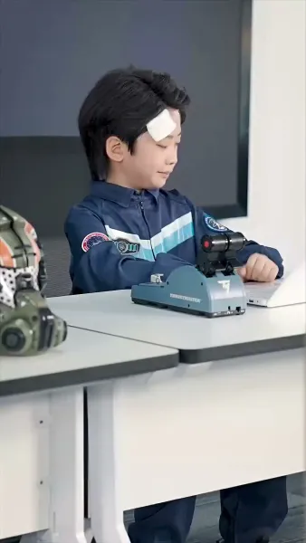 นักบินวัย 8 ขวบ ช่วยเครื่องบินรอด​