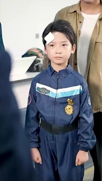 นักบินวัย 8 ขวบ ช่วยเครื่องบินรอด​