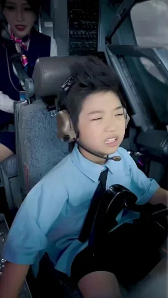 นักบินวัย 8 ขวบ ช่วยเครื่องบินรอด​