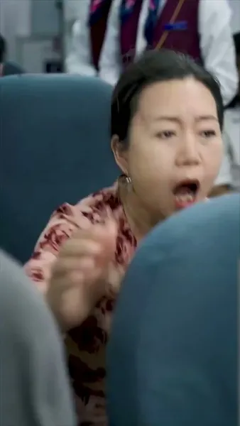 นักบินวัย 8 ขวบ ช่วยเครื่องบินรอด​