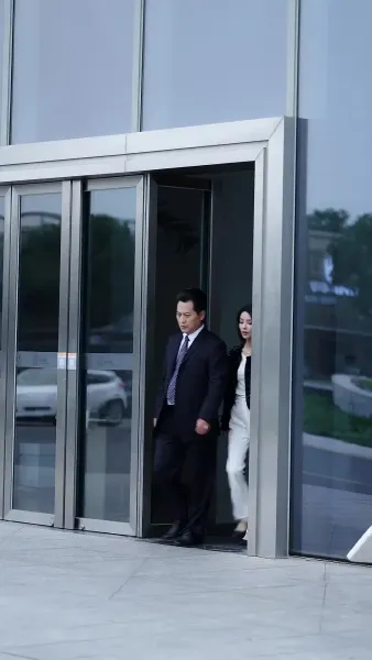 พ่อขาโหดกับลูกสาวจอมแก่น