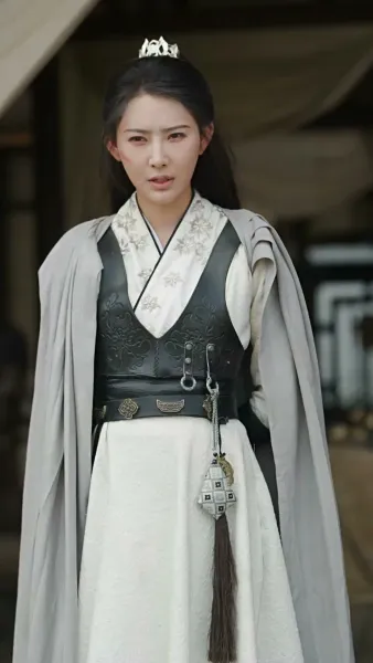 เปลวเทียนสาดส่องอาภรณ์แดง