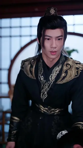 เปลวเทียนสาดส่องอาภรณ์แดง