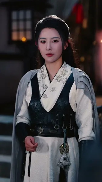 เปลวเทียนสาดส่องอาภรณ์แดง