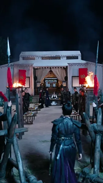 เปลวเทียนสาดส่องอาภรณ์แดง