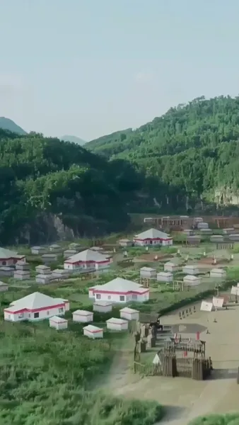 เปลวเทียนสาดส่องอาภรณ์แดง